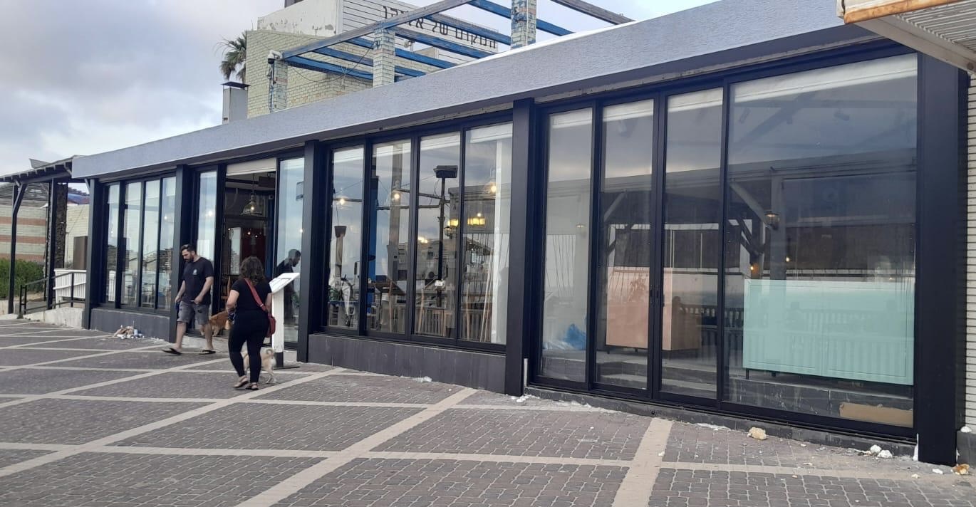 חזית זכוכית ודלתות הזזה מאלומיניום למסעדה על חוף הים